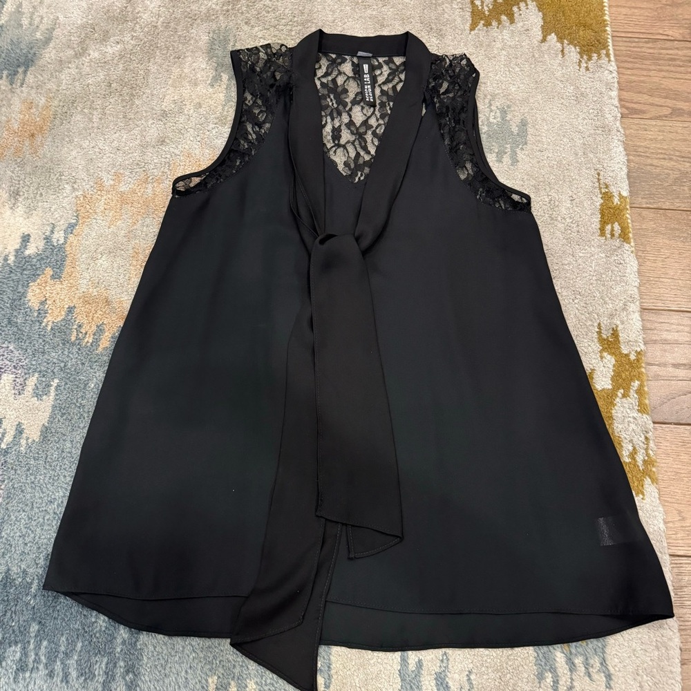 🚨Design Lab Tie Front Lace Detail Sleeveless Top
